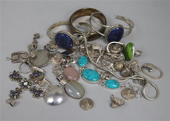 Mixed silver jewellery.